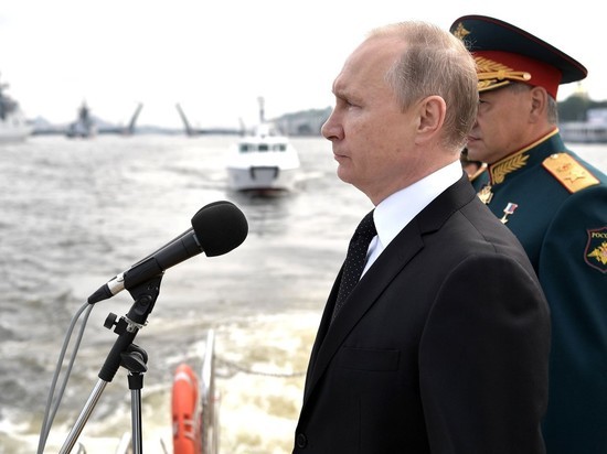 Новейшая техника и ботик Петра: Путин принял Главный военно-морской парад
