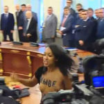 Активистка Femen объяснила, зачем оголилась на приеме Лукашенко