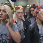 Лукашенко опасался, что активистки Femen положат кому-нибудь грудь на плечи