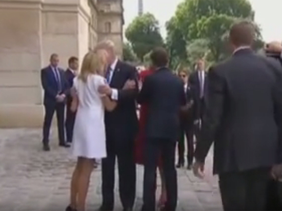 «Нашел новую жертву»: соцсети потрясло рукопожатие Трампа и жены Макрона