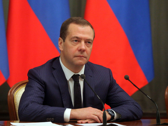 СМИ: «токсичный» Медведев перестал ездить по стране перед выборами