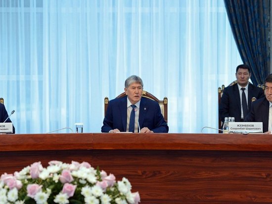 Атамбаев рассказал, как Киргизии угрожали ракетным ударом из-за авиабазы США