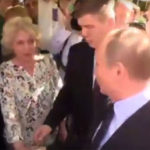 На Арбате прохожая обняла Путина и поцеловала его в щёку