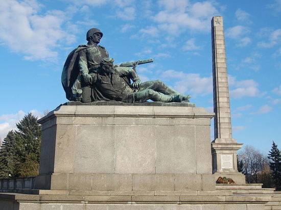 Власти Польши снесут советские памятники назло России