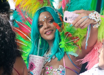 Рианна в откровенном костюме произвела фурор на карнавале на Барбадосе