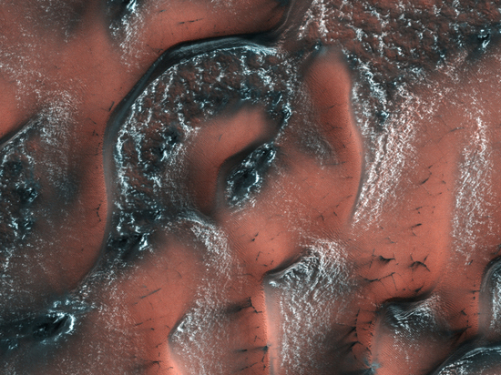 NASA показало красочный снимок заснеженных дюн Марса