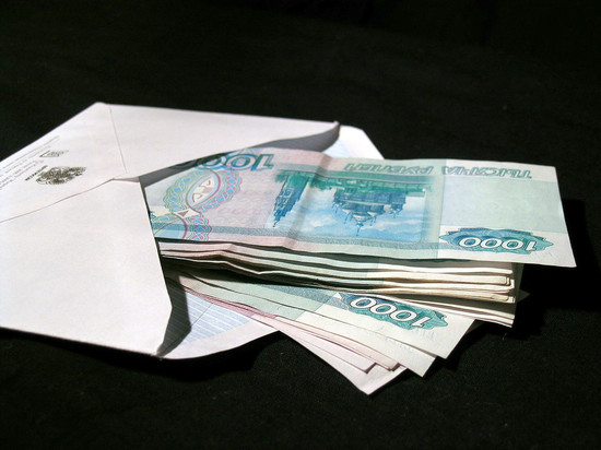 Почти половина россиян получают зарплату в конверте