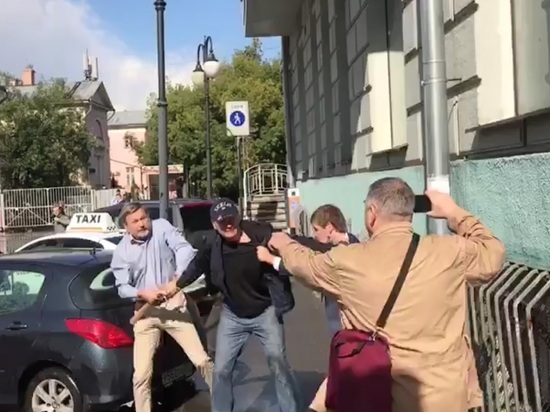 В Москве произошла жестокая драка адвоката Новикова и активиста SERB