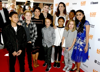 Как невеста: Анджелина Джоли вышла в свет с детьми на кинофестивале в Торонто