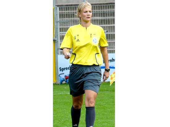 Женщина-арбитр впервые судила матч чемпионата Германии по футболу