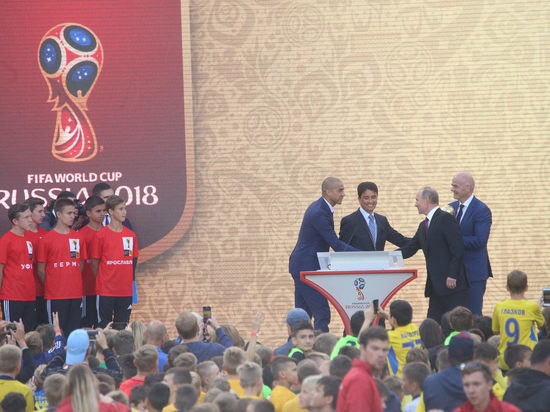 Президент Путин отправил Кубок мира в путешествие по России