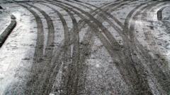 Дороги Челябинска обработали антигололедными средствами