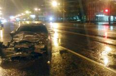 В Челябинске иномарка после столкновения протаранила бордюр и дерево