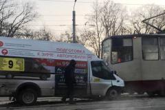 Жизни восьми пострадавших в столкновении маршрутки и трамвая в Челябинске ничто не угрожает